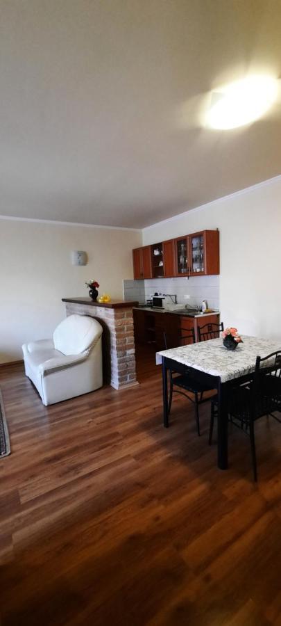 Bastya Apartmanhaz Sarvar Bagian luar foto