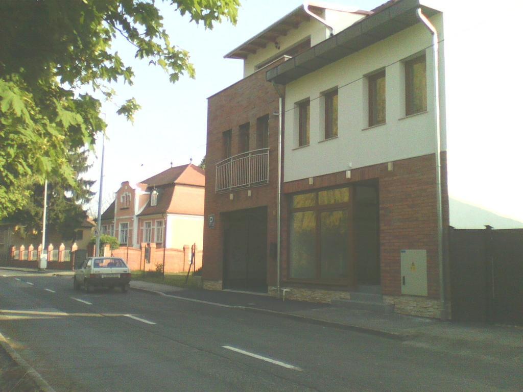 Bastya Apartmanhaz Sarvar Bagian luar foto