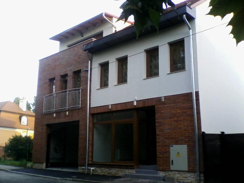 Bastya Apartmanhaz Sarvar Bagian luar foto