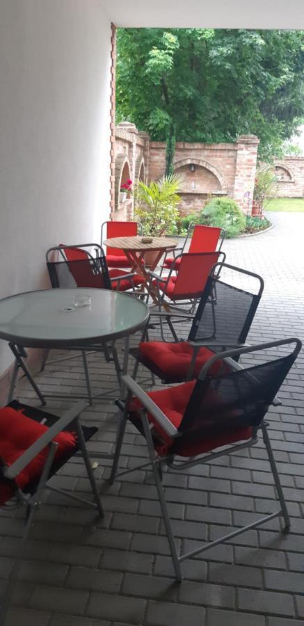 Bastya Apartmanhaz Sarvar Bagian luar foto